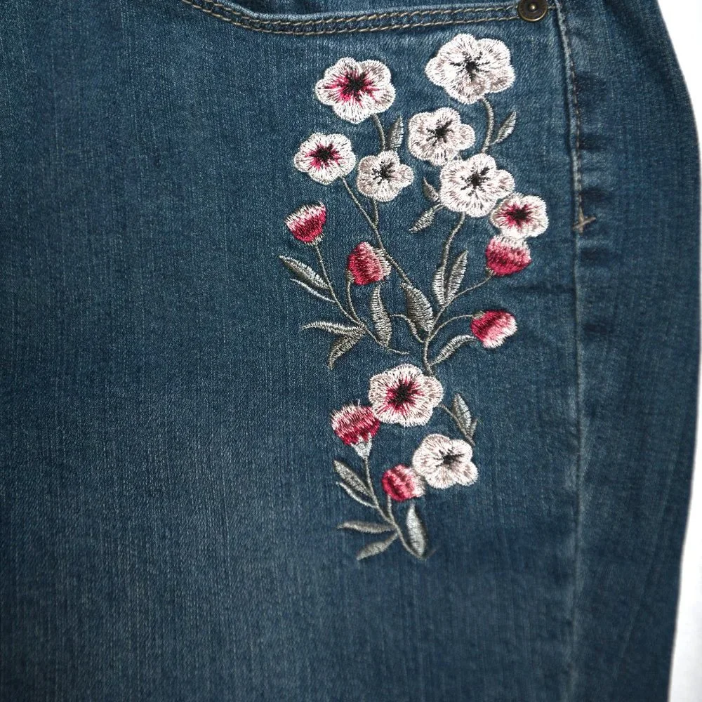 Liz Claiborne Embroidered Jeans Tapered Leg Cotton Blend Women's Size 14 - Picture 2 of 9